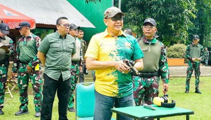 Bamsoet Latihan Menembak Bersama Danjen Kopassus