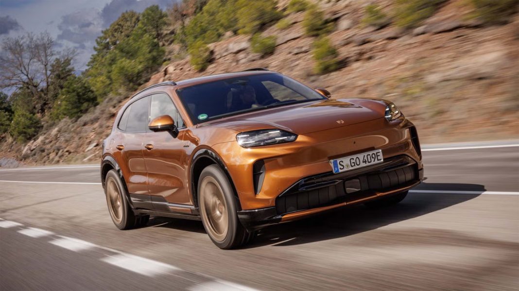 Porsche Cayenne Electric 2026 warna abu-abu melaju kencang di lintasan Barcelona, menonjolkan desain SUV listrik mewah dan aerodinamis. (CAR AND DRIVER)