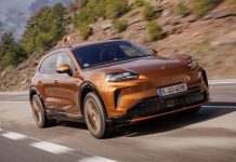 Guncang Pasar SUV Elektrik: Porsche Cayenne Electric 2026 Debut dengan Tenaga 1.139 HP Porsche Cayenne Electric 2026 warna abu-abu melaju kencang di lintasan Barcelona, menonjolkan desain SUV listrik mewah dan aerodinamis. (CAR AND DRIVER)