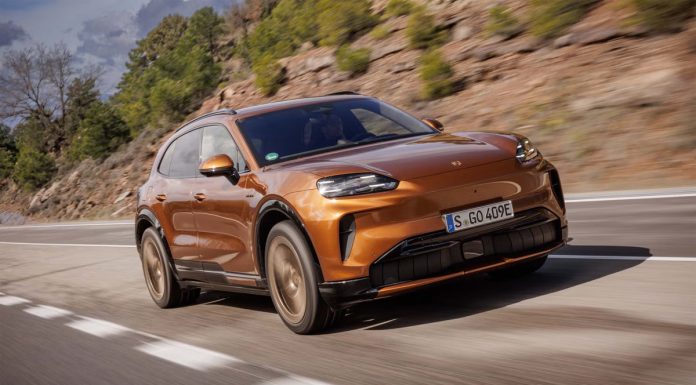 Guncang Pasar SUV Elektrik: Porsche Cayenne Electric 2026 Debut dengan Tenaga 1.139 HP Porsche Cayenne Electric 2026 warna abu-abu melaju kencang di lintasan Barcelona, menonjolkan desain SUV listrik mewah dan aerodinamis. (CAR AND DRIVER)