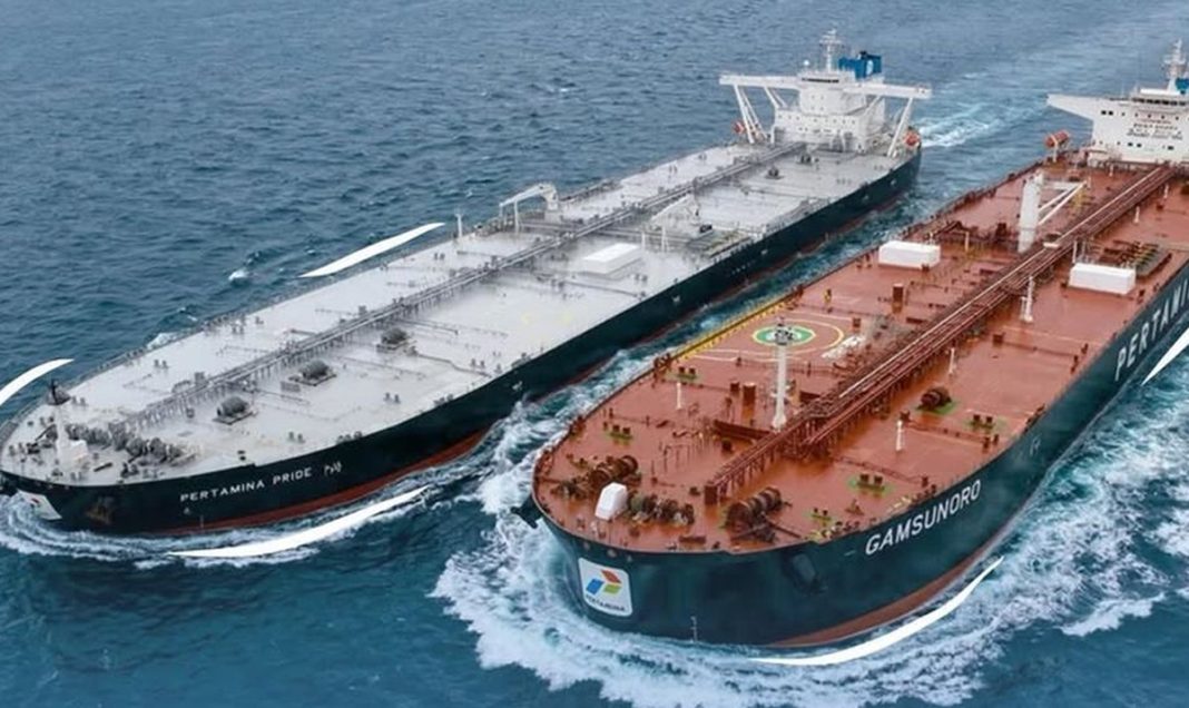 Kapal tanker raksasa Pertamina Pride yang tertahan di perairan Teluk Arab dekat Selat Hormuz akibat konflik. (KOMPAS)