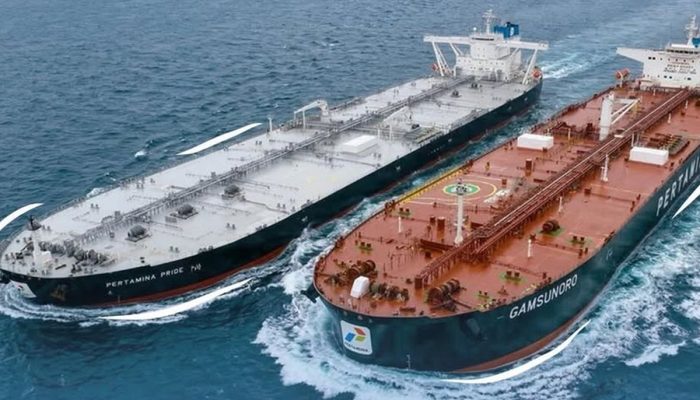 Kapal tanker raksasa Pertamina Pride yang tertahan di perairan Teluk Arab dekat Selat Hormuz akibat konflik. (KOMPAS)