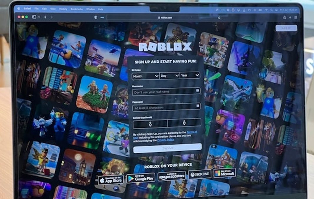 Ilustrasi aplikasi Roblox di ponsel dengan latar belakang peringatan perlindungan anak digital sesuai PP Tunas. (KOMPAS)