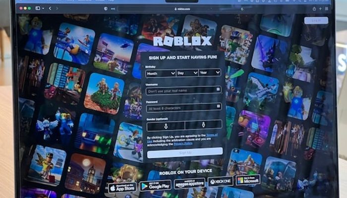 Ilustrasi aplikasi Roblox di ponsel dengan latar belakang peringatan perlindungan anak digital sesuai PP Tunas. (KOMPAS)