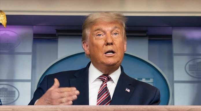 Trump Klaim Militer AS Lumpuhkan Iran: ‘Hormuz Harus Dibuka, atau Jadi Selat Trump’ Presiden AS Donald Trump saat berpidato di Florida mengenai operasi militer di Iran dan situasi keamanan di Selat Hormuz. (ANADOLU AGENCY)