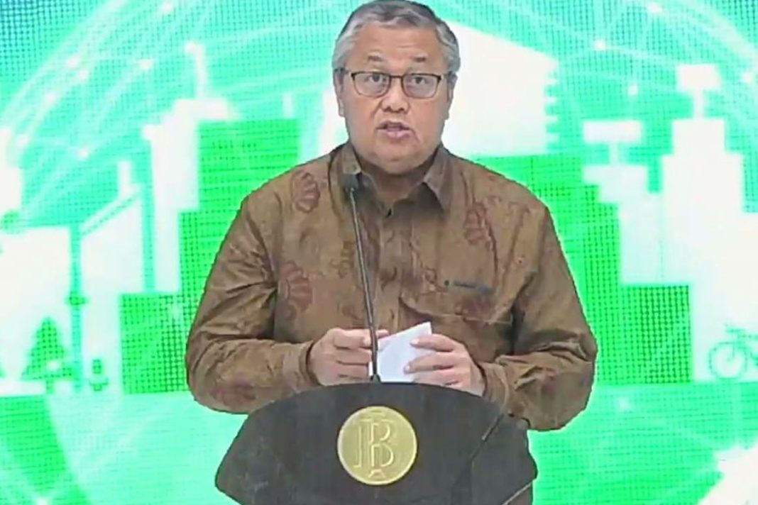 Ilustrasi transaksi QRIS antarnegara menggunakan smartphone untuk pembayaran ritel di luar negeri.