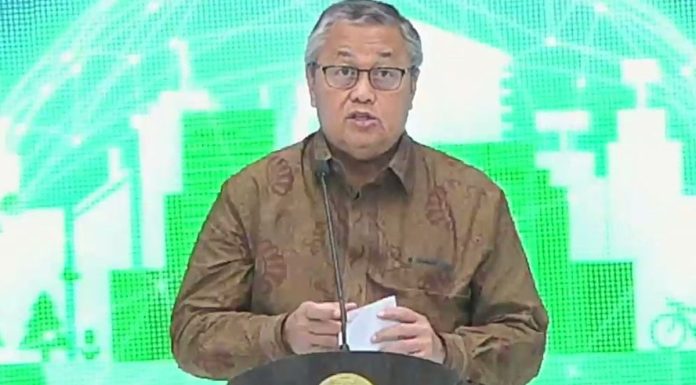 Era Baru Transaksi Digital: QRIS Resmi Bisa Digunakan di China Mulai Hari Ini Ilustrasi transaksi QRIS antarnegara menggunakan smartphone untuk pembayaran ritel di luar negeri.