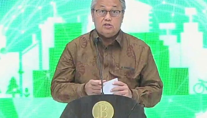 Ilustrasi transaksi QRIS antarnegara menggunakan smartphone untuk pembayaran ritel di luar negeri.