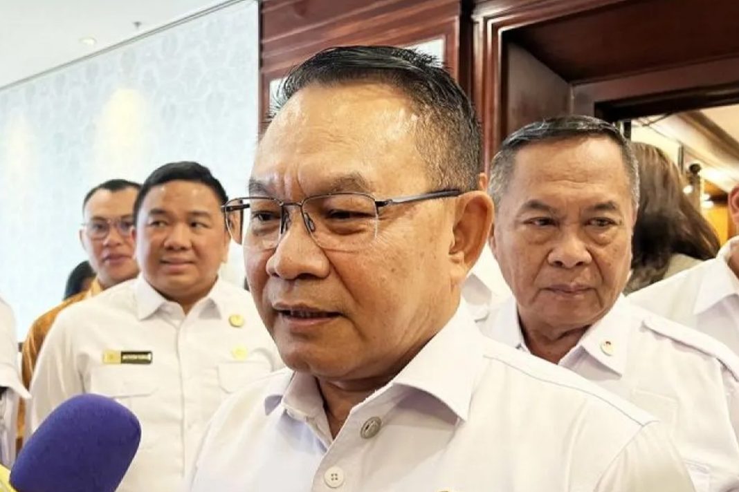 Kepala Staf Kepresidenan Dudung Abdurachman saat memberikan keterangan mengenai persiapan pengamanan dan serap aspirasi Hari Buruh 2026.