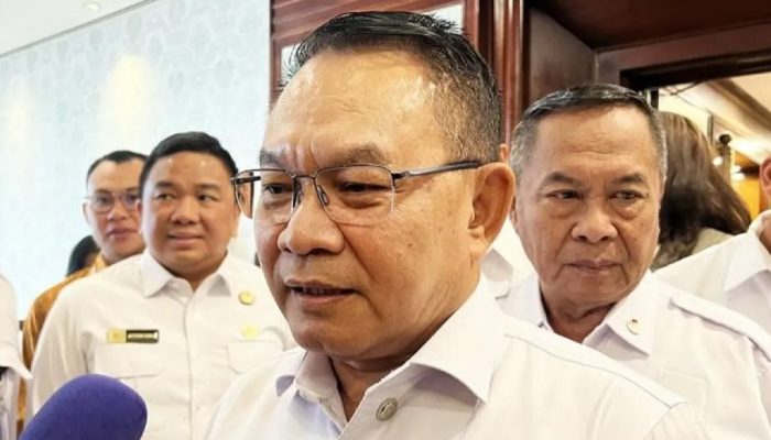 Kepala Staf Kepresidenan Dudung Abdurachman saat memberikan keterangan mengenai persiapan pengamanan dan serap aspirasi Hari Buruh 2026.