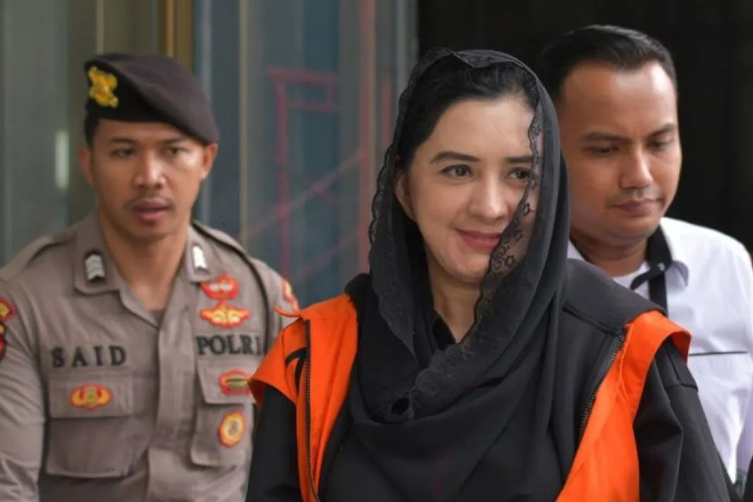 Mantan Bupati Pekalongan Fadia Arafiq di gedung KPK.