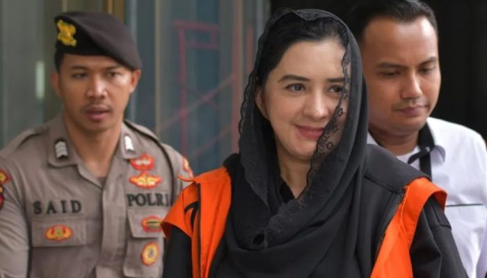 Mantan Bupati Pekalongan Fadia Arafiq di gedung KPK.