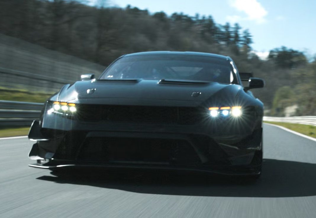 Ford Mustang GTD Competition melesat di tikungan sirkuit Nürburgring Nordschleife dalam uji coba rekor kecepatan.