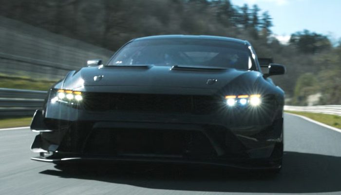 Ford Mustang GTD Competition melesat di tikungan sirkuit Nürburgring Nordschleife dalam uji coba rekor kecepatan.