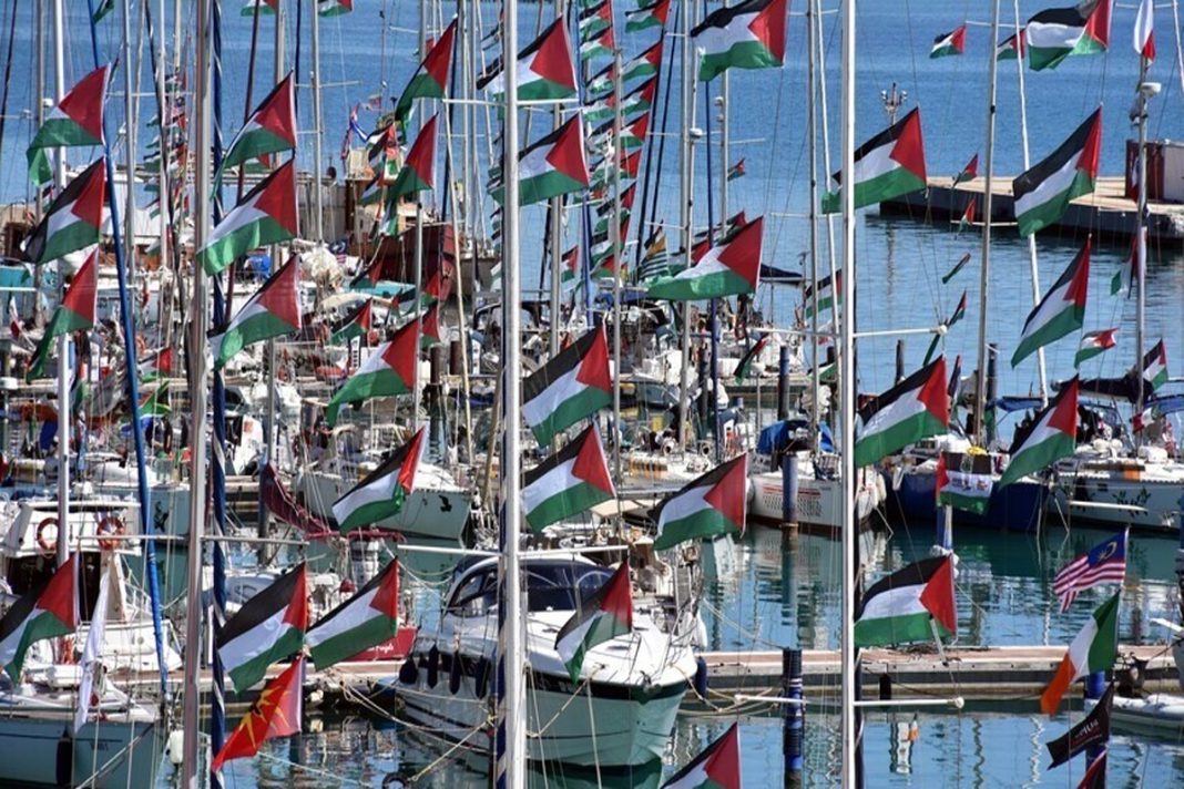 Kapal kemanusiaan Global Sumud Flotilla yang membawa bantuan untuk Gaza diadang oleh armada angkatan laut di perairan internasional.