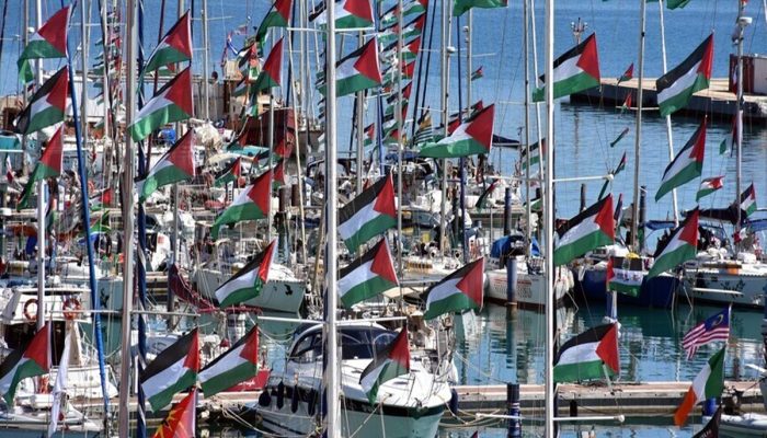 Kapal kemanusiaan Global Sumud Flotilla yang membawa bantuan untuk Gaza diadang oleh armada angkatan laut di perairan internasional.