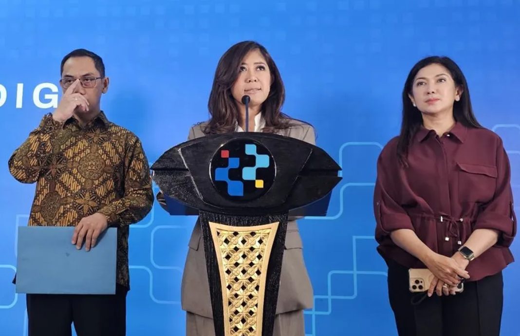 Menteri Komdigi Meutya Hafid saat memberikan keterangan pers mengenai sanksi untuk Google dan YouTube terkait aturan perlindungan anak di ruang digital.