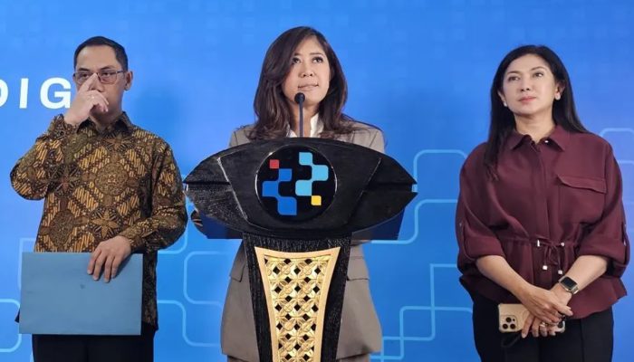 Menteri Komdigi Meutya Hafid saat memberikan keterangan pers mengenai sanksi untuk Google dan YouTube terkait aturan perlindungan anak di ruang digital.