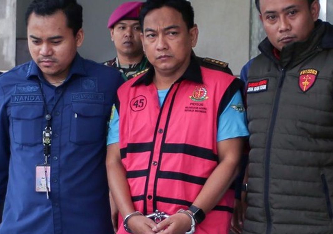 Aparat Kejaksaan Agung mengawal tersangka Hery Susanto menuju mobil tahanan di Gedung Bundar Jampidsus Jakarta.