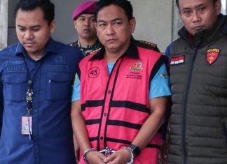 Skandal Korupsi Nikel: Ketua Ombudsman RI Jadi Tersangka, Diduga Terima Suap Rp1,5 Miliar Aparat Kejaksaan Agung mengawal tersangka Hery Susanto menuju mobil tahanan di Gedung Bundar Jampidsus Jakarta.
