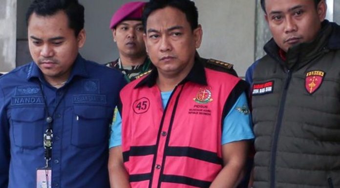 Skandal Korupsi Nikel: Ketua Ombudsman RI Jadi Tersangka, Diduga Terima Suap Rp1,5 Miliar Aparat Kejaksaan Agung mengawal tersangka Hery Susanto menuju mobil tahanan di Gedung Bundar Jampidsus Jakarta.