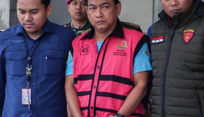 Aparat Kejaksaan Agung mengawal tersangka Hery Susanto menuju mobil tahanan di Gedung Bundar Jampidsus Jakarta.