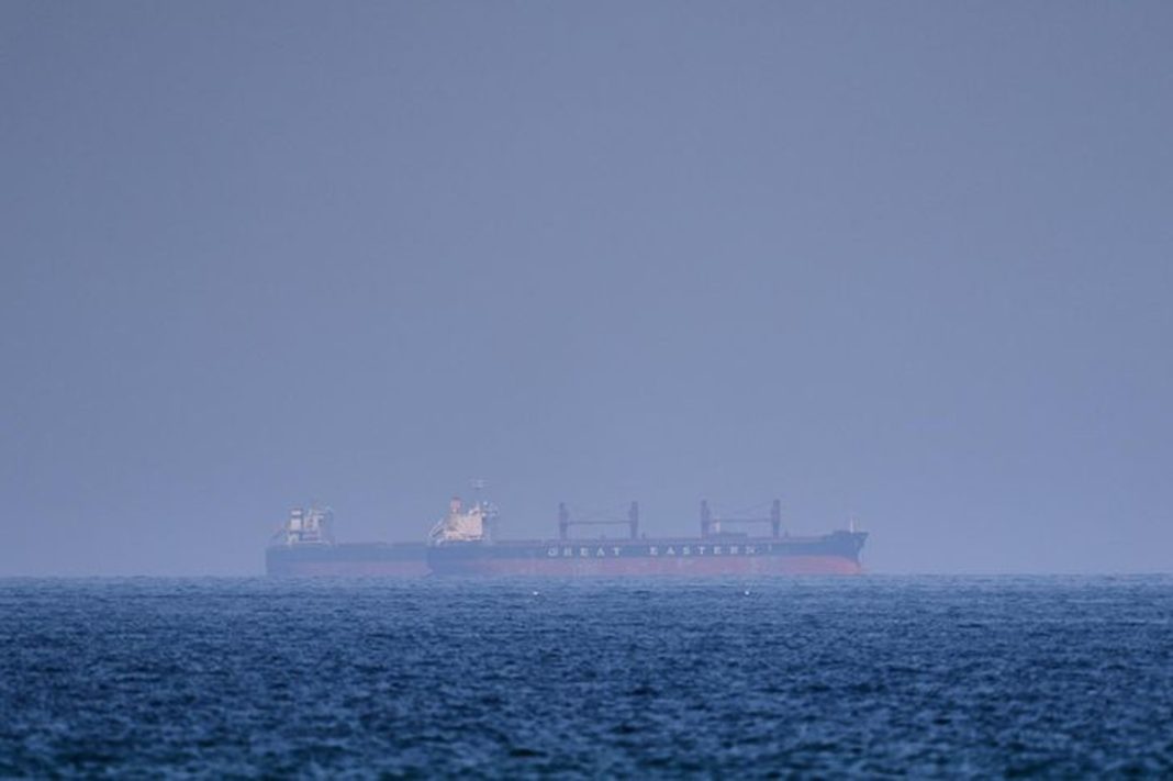 Helikopter AH-64 Apache milik AS berpatroli di atas Selat Hormuz memantau pergerakan kapal tanker di tengah ketegangan Iran-AS.