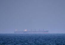 Ketegangan Memuncak: Iran Ancam Tutup Total Selat Hormuz Selama Blokade AS Berlanjut Helikopter AH-64 Apache milik AS berpatroli di atas Selat Hormuz memantau pergerakan kapal tanker di tengah ketegangan Iran-AS.