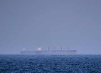 Ketegangan Memuncak: Iran Ancam Tutup Total Selat Hormuz Selama Blokade AS Berlanjut Helikopter AH-64 Apache milik AS berpatroli di atas Selat Hormuz memantau pergerakan kapal tanker di tengah ketegangan Iran-AS.