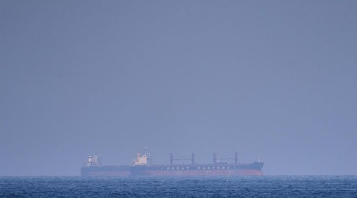 Ketegangan Memuncak: Iran Ancam Tutup Total Selat Hormuz Selama Blokade AS Berlanjut Helikopter AH-64 Apache milik AS berpatroli di atas Selat Hormuz memantau pergerakan kapal tanker di tengah ketegangan Iran-AS.