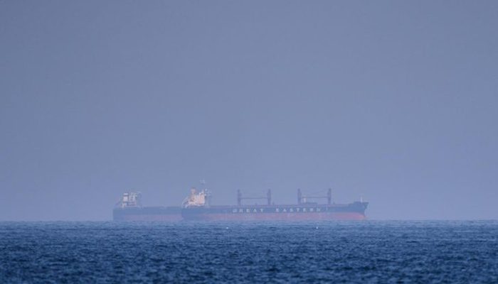 Helikopter AH-64 Apache milik AS berpatroli di atas Selat Hormuz memantau pergerakan kapal tanker di tengah ketegangan Iran-AS.
