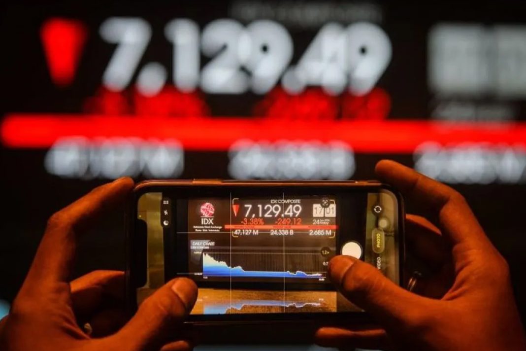 Grafik pergerakan Indeks Harga Saham Gabungan (IHSG) yang menunjukkan tren penurunan pada layar bursa efek.