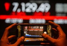 IHSG Anjlok 2,03 Persen ke Level 6.956, Investor Global Pilih ‘Risk Off’ Grafik pergerakan Indeks Harga Saham Gabungan (IHSG) yang menunjukkan tren penurunan pada layar bursa efek.