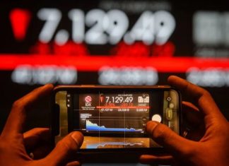 IHSG Anjlok 2,03 Persen ke Level 6.956, Investor Global Pilih ‘Risk Off’ Grafik pergerakan Indeks Harga Saham Gabungan (IHSG) yang menunjukkan tren penurunan pada layar bursa efek.