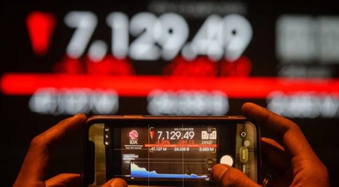 IHSG Anjlok 2,03 Persen ke Level 6.956, Investor Global Pilih ‘Risk Off’ Grafik pergerakan Indeks Harga Saham Gabungan (IHSG) yang menunjukkan tren penurunan pada layar bursa efek.