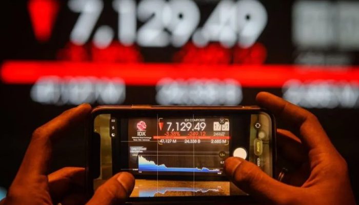 Grafik pergerakan Indeks Harga Saham Gabungan (IHSG) yang menunjukkan tren penurunan pada layar bursa efek.