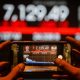 Grafik pergerakan Indeks Harga Saham Gabungan (IHSG) yang menunjukkan tren penurunan pada layar bursa efek.