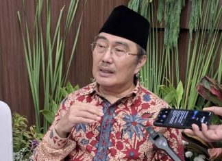 Jimly Asshiddiqie Dorong Transformasi Kode Etik Menjadi Sistem Peradilan Etik Independen Prof. Jimly Asshiddiqie memberikan pemaparan dalam peluncuran buku Etika Yang Melembaga di kantor DKPP Jakarta.