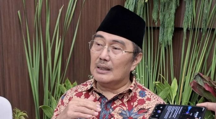 Jimly Asshiddiqie Dorong Transformasi Kode Etik Menjadi Sistem Peradilan Etik Independen Prof. Jimly Asshiddiqie memberikan pemaparan dalam peluncuran buku Etika Yang Melembaga di kantor DKPP Jakarta.