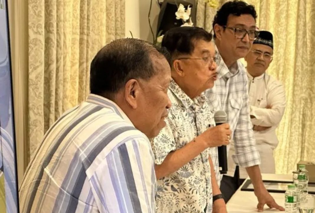 Jusuf Kalla memberikan keterangan pers di Jakarta didampingi tim hukum terkait video viral ceramah syahid di UGM.