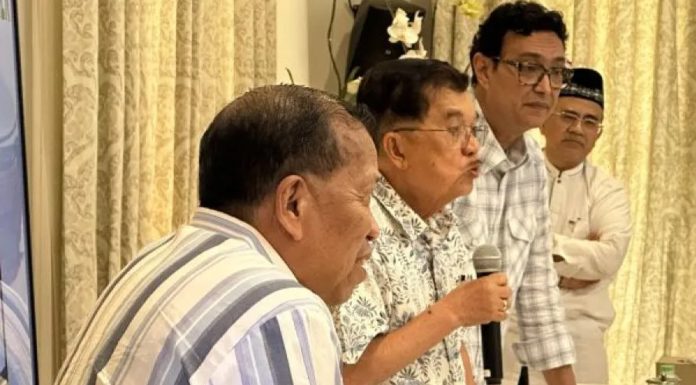 Jusuf Kalla Beri Klarifikasi Terkait Istilah “Syahid” di Ceramah UGM yang Viral Jusuf Kalla memberikan keterangan pers di Jakarta didampingi tim hukum terkait video viral ceramah syahid di UGM.