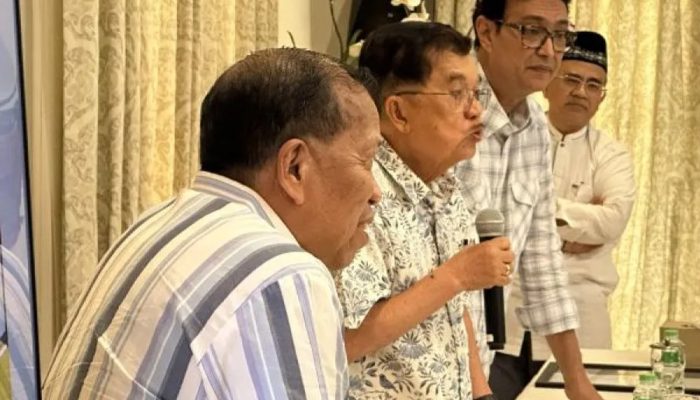 Jusuf Kalla memberikan keterangan pers di Jakarta didampingi tim hukum terkait video viral ceramah syahid di UGM.
