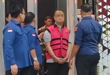 Breaking News: Kejagung Tetapkan Riza Chalid Tersangka Korupsi Pengadaan Minyak Petral Suasana konferensi pers di Gedung Jampidsus Kejagung RI terkait penetapan tersangka kasus korupsi pengadaan minyak Petral.