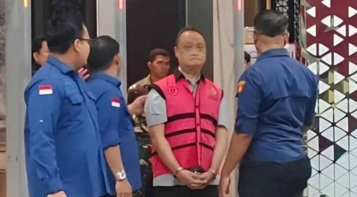 Breaking News: Kejagung Tetapkan Riza Chalid Tersangka Korupsi Pengadaan Minyak Petral Suasana konferensi pers di Gedung Jampidsus Kejagung RI terkait penetapan tersangka kasus korupsi pengadaan minyak Petral.