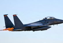 Operasi Kilat di Jantung Iran: Pasukan Khusus AS Selamatkan Pilot F-15E yang Jatuh Puing pesawat militer yang hancur di wilayah Isfahan Selatan, Iran, diklaim sebagai aset AS dalam misi penyelamatan pilot.