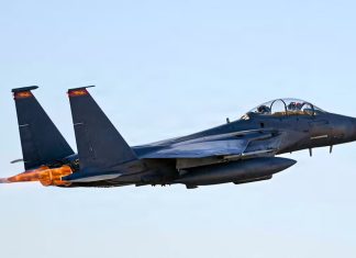 Operasi Kilat di Jantung Iran: Pasukan Khusus AS Selamatkan Pilot F-15E yang Jatuh Puing pesawat militer yang hancur di wilayah Isfahan Selatan, Iran, diklaim sebagai aset AS dalam misi penyelamatan pilot.