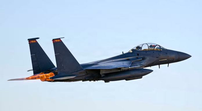 Operasi Kilat di Jantung Iran: Pasukan Khusus AS Selamatkan Pilot F-15E yang Jatuh Puing pesawat militer yang hancur di wilayah Isfahan Selatan, Iran, diklaim sebagai aset AS dalam misi penyelamatan pilot.