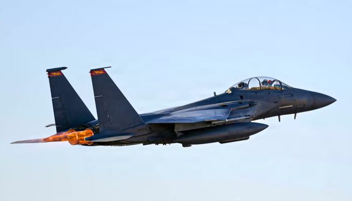 Puing pesawat militer yang hancur di wilayah Isfahan Selatan, Iran, diklaim sebagai aset AS dalam misi penyelamatan pilot.