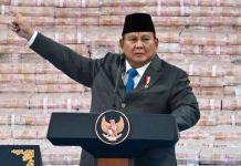 Prabowo Pasang Badan: Siapa Halangi Satgas PKH, Dia Menghalangi Presiden! Presiden Prabowo Subianto memberikan arahan tegas terkait penyelamatan keuangan negara dan penguasaan kawasan hutan di Kejaksaan Agung.