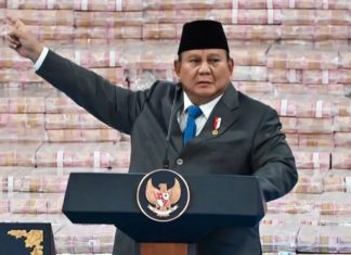 Prabowo Pasang Badan: Siapa Halangi Satgas PKH, Dia Menghalangi Presiden! Presiden Prabowo Subianto memberikan arahan tegas terkait penyelamatan keuangan negara dan penguasaan kawasan hutan di Kejaksaan Agung.